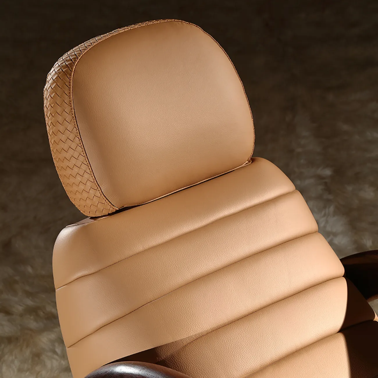 Роскошное кресло-качалка MIVICA из дерева и кожи KR38745-32 Роскошное кресло-качалка MIVICA из дерева и кожи KR38745-32