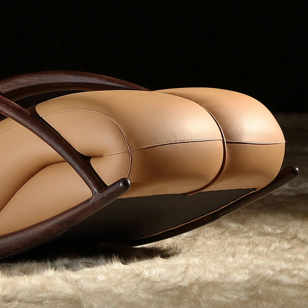 Роскошное кресло-качалка MIVICA из дерева и кожи KR38745-32