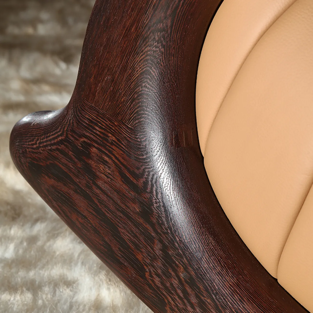 Роскошное кресло-качалка MIVICA из дерева и кожи KR38745-32 Роскошное кресло-качалка MIVICA из дерева и кожи KR38745-32