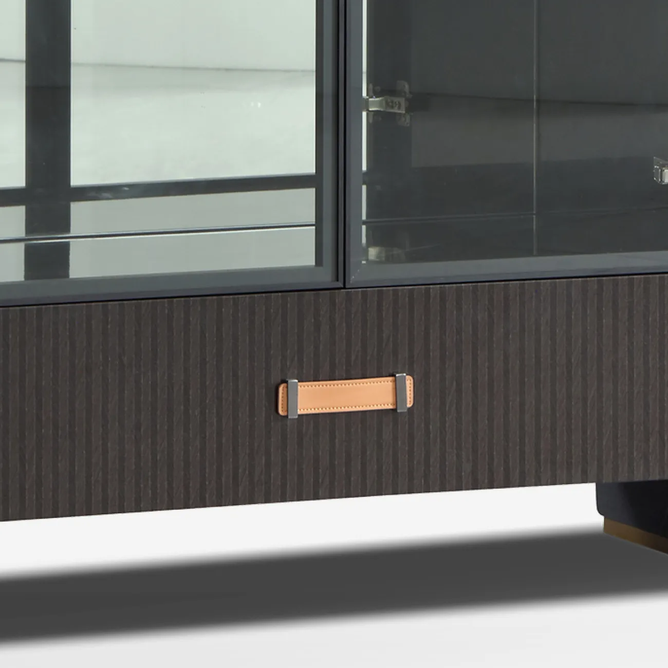 Роскошный винный шкаф MIVICA с зеркальной стенкой VS38790-32 Роскошный винный шкаф MIVICA с зеркальной стенкой VS38790-32