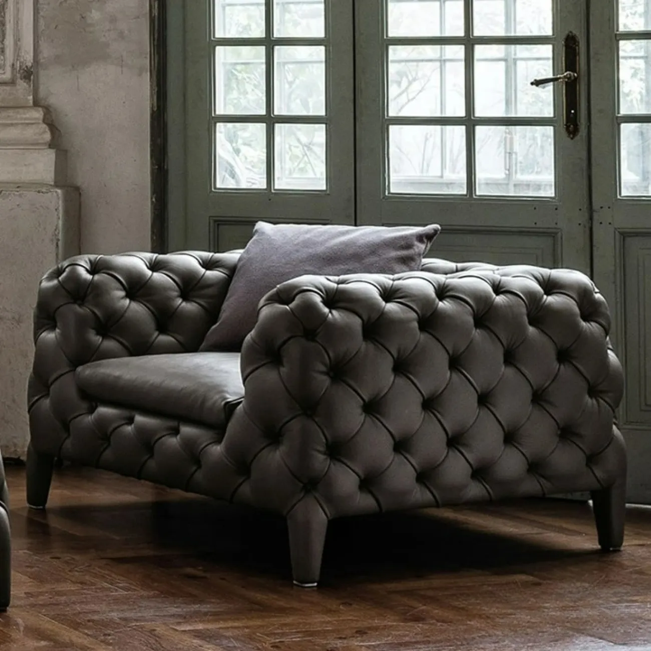 Стильное кресло Yanshe от LaLume из экокожи KR38981-32 Стильное кресло Yanshe от LaLume из экокожи KR38981-32