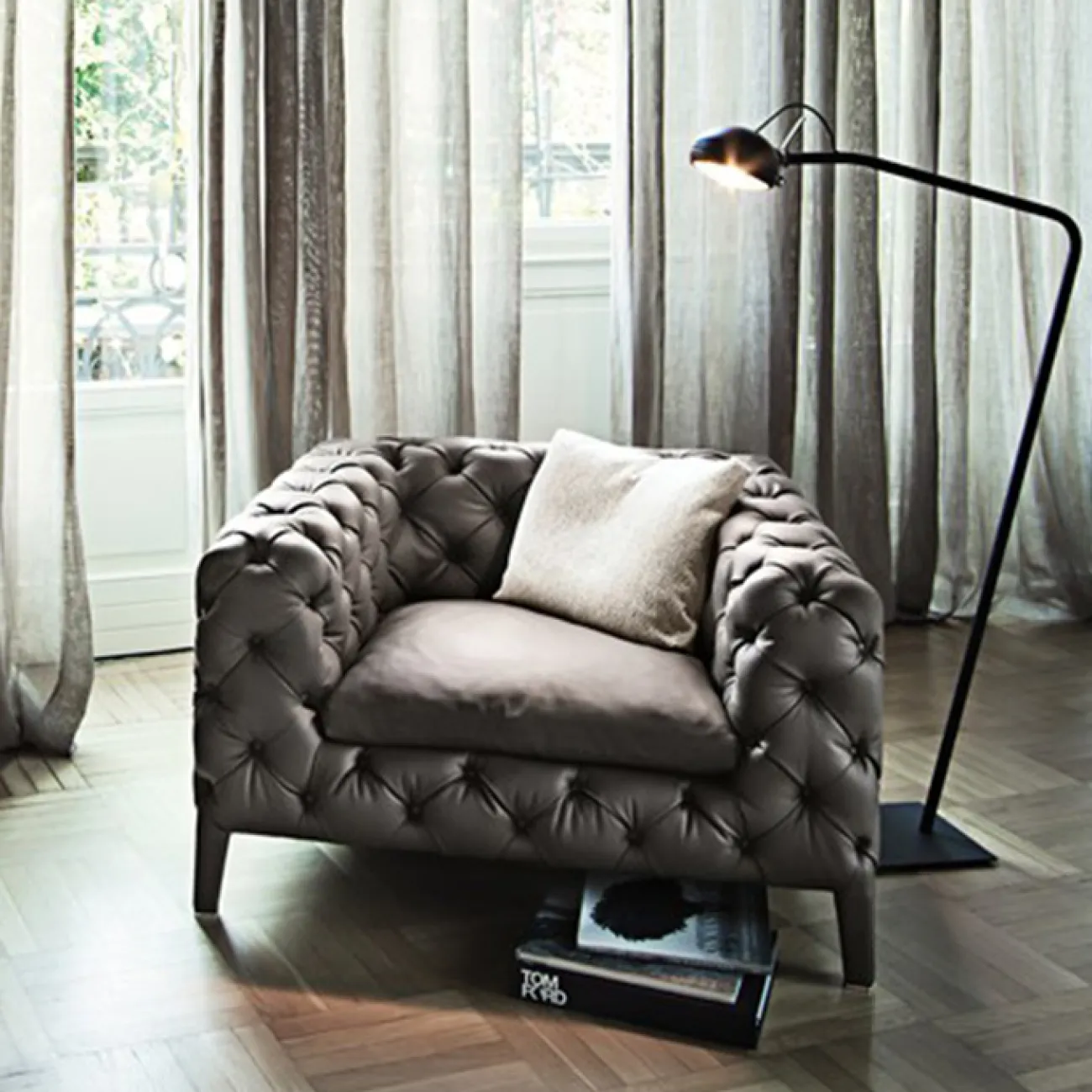 Стильное кресло Yanshe от LaLume из экокожи KR38981-32 Стильное кресло Yanshe от LaLume из экокожи KR38981-32