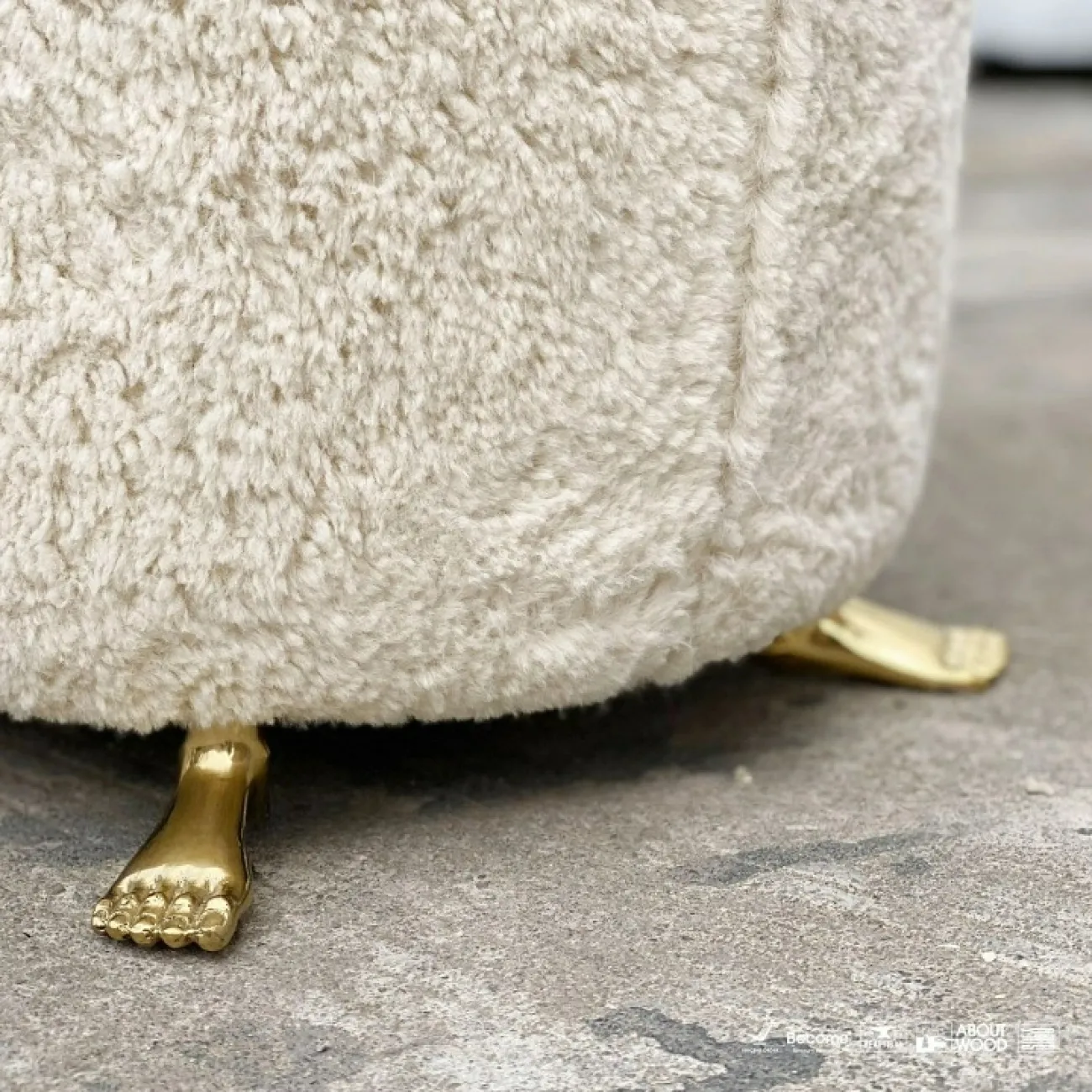 Элегантная банкетка Yanshe от LaLume с оригинальными ножками BN38989-32 Элегантная банкетка Yanshe от LaLume с оригинальными ножками BN38989-32