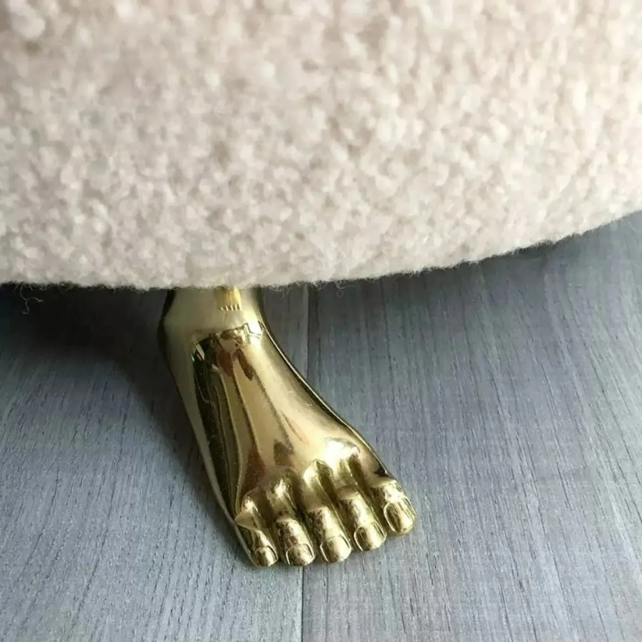 Элегантная банкетка Yanshe от LaLume с оригинальными ножками BN38989-32 Элегантная банкетка Yanshe от LaLume с оригинальными ножками BN38989-32