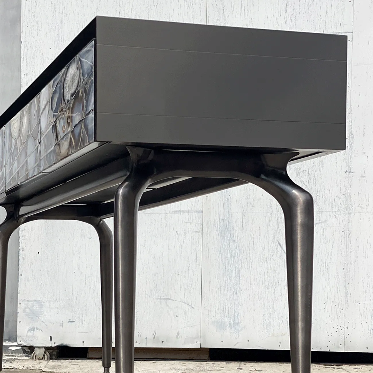 Элегантный пристенный столик от Yanshe с фасадом из мрамора PS39011-32