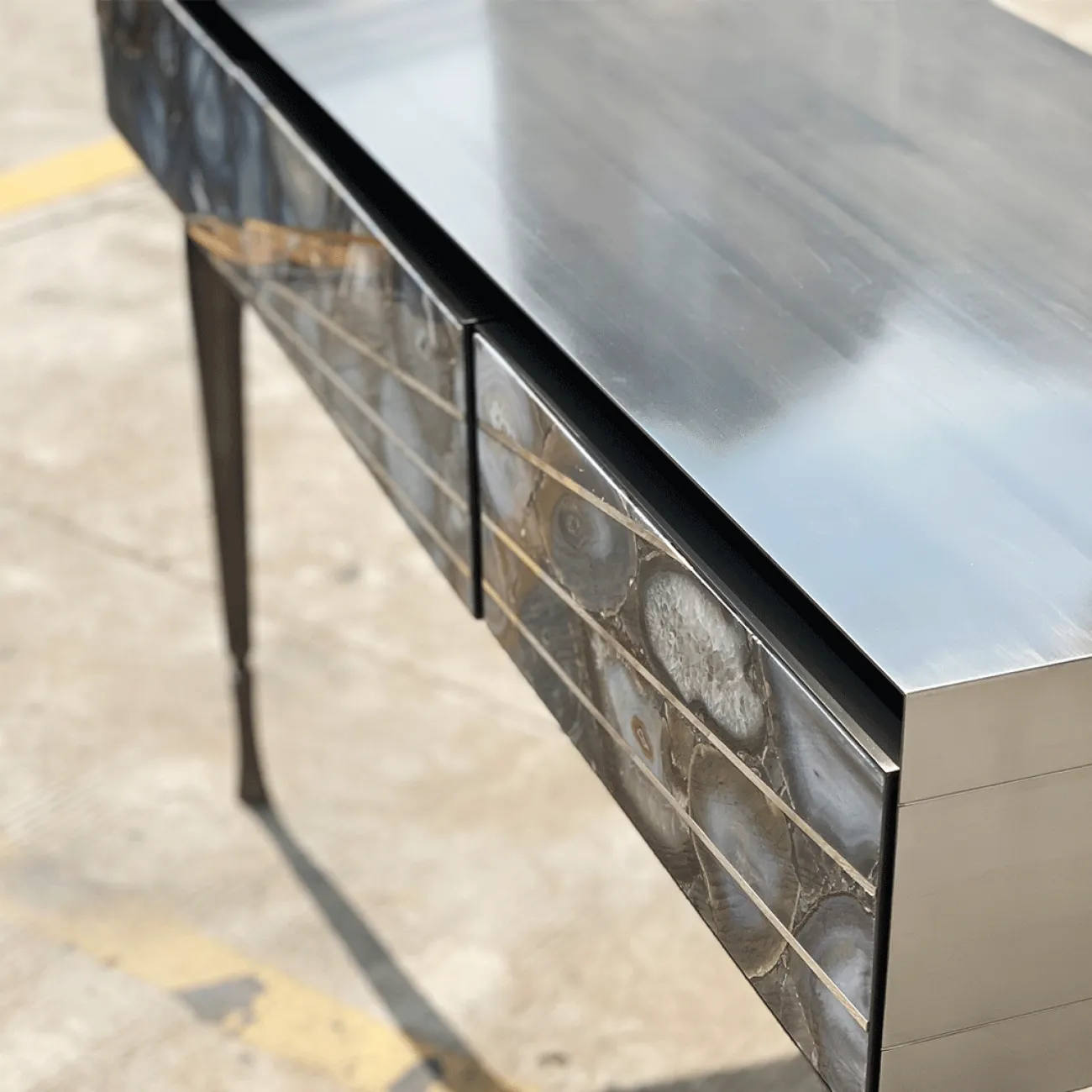 Элегантный пристенный столик от Yanshe с фасадом из мрамора PS39011-32