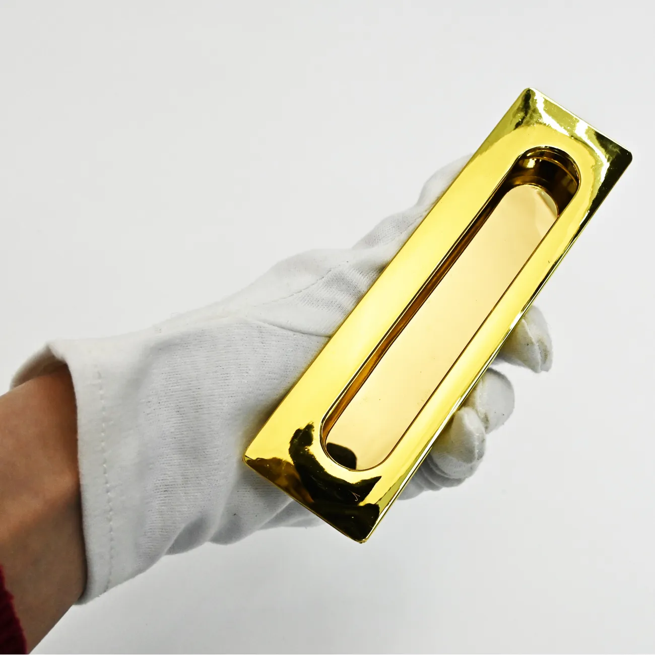  ✅ Врезная мебельная ручка LaLume Marise Gold L13: стильное сочетание современного дизайна и надежной функциональности. Уникальный акцент для вашего интерьера. Покажите свой современный вкус и организуйте время с легкостью. Закажите сейчас и создайте непо