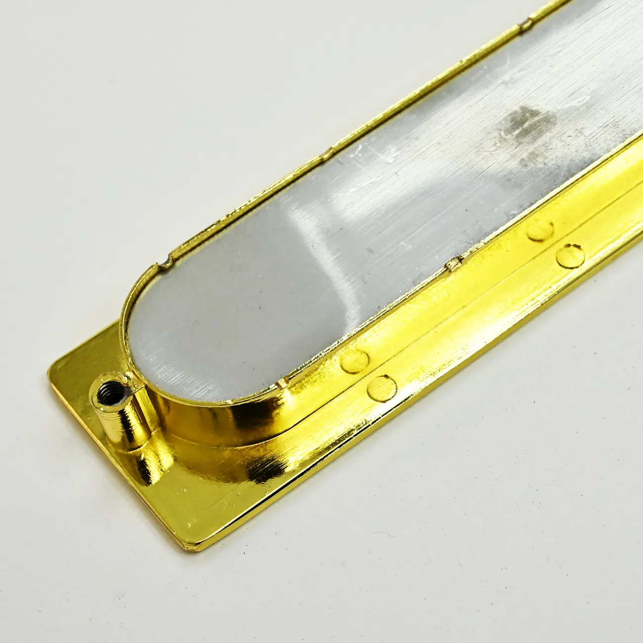  ✅ Врезная мебельная ручка LaLume Marise Gold L13: стильное сочетание современного дизайна и надежной функциональности. Уникальный акцент для вашего интерьера. Покажите свой современный вкус и организуйте время с легкостью. Закажите сейчас и создайте непо