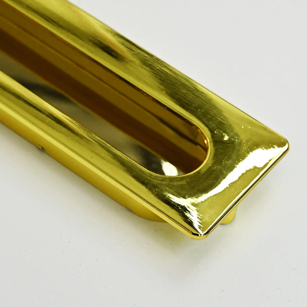  ✅ Врезная мебельная ручка LaLume Marise Gold L13: стильное сочетание современного дизайна и надежной функциональности. Уникальный акцент для вашего интерьера. Покажите свой современный вкус и организуйте время с легкостью. Закажите сейчас и создайте непо