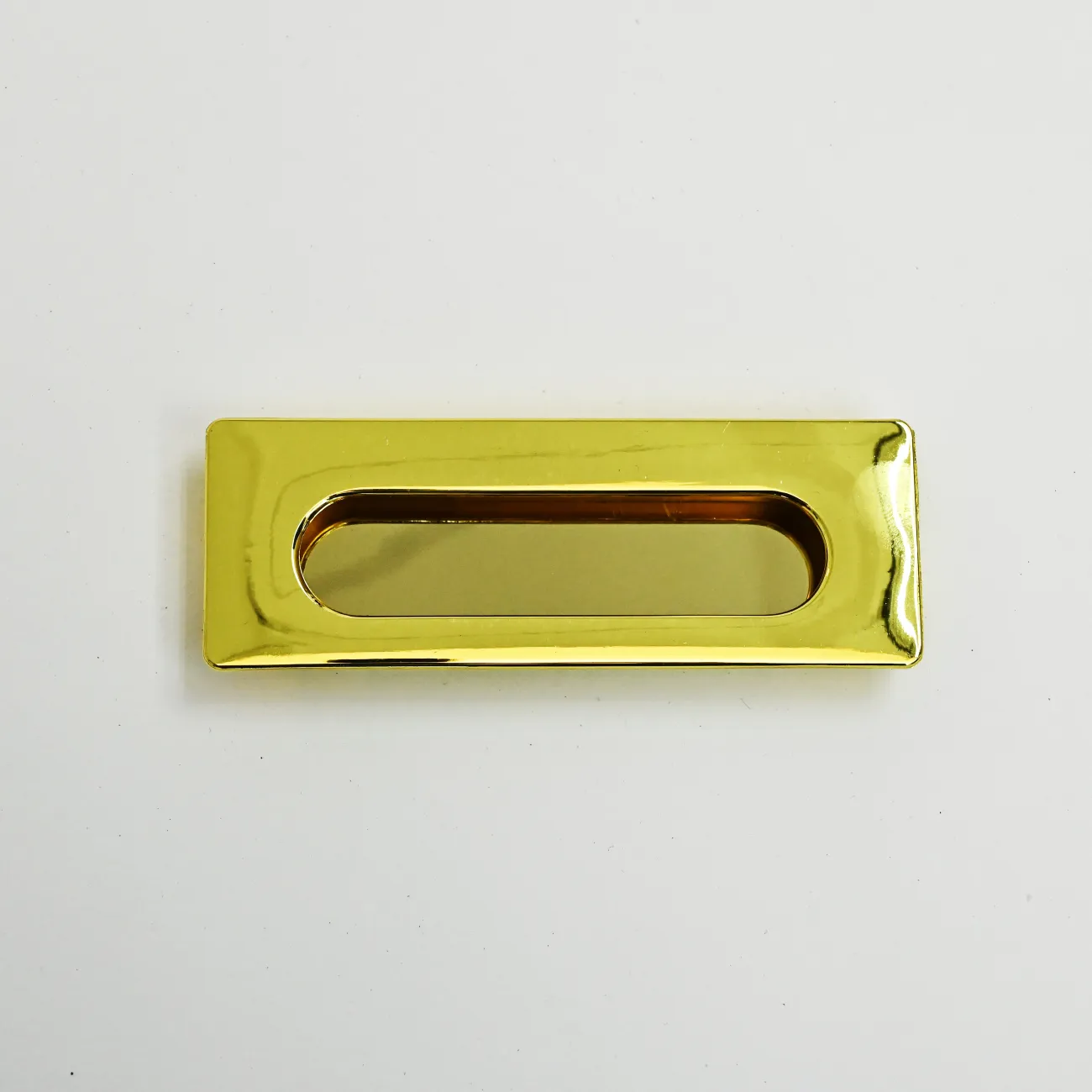  ✅ Врезная мебельная ручка LaLume Marise Gold L10: стильное сочетание современного дизайна и надежной функциональности. Уникальный акцент для вашего интерьера. Покажите свой современный вкус и организуйте время с легкостью. Закажите сейчас и создайте непо