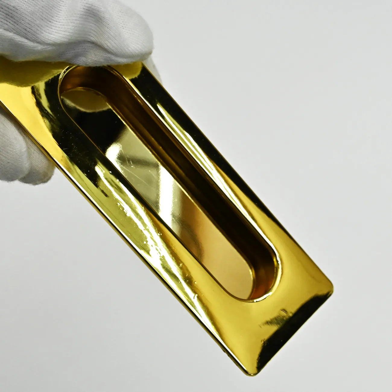  ✅ Врезная мебельная ручка LaLume Marise Gold L10: стильное сочетание современного дизайна и надежной функциональности. Уникальный акцент для вашего интерьера. Покажите свой современный вкус и организуйте время с легкостью. Закажите сейчас и создайте непо
