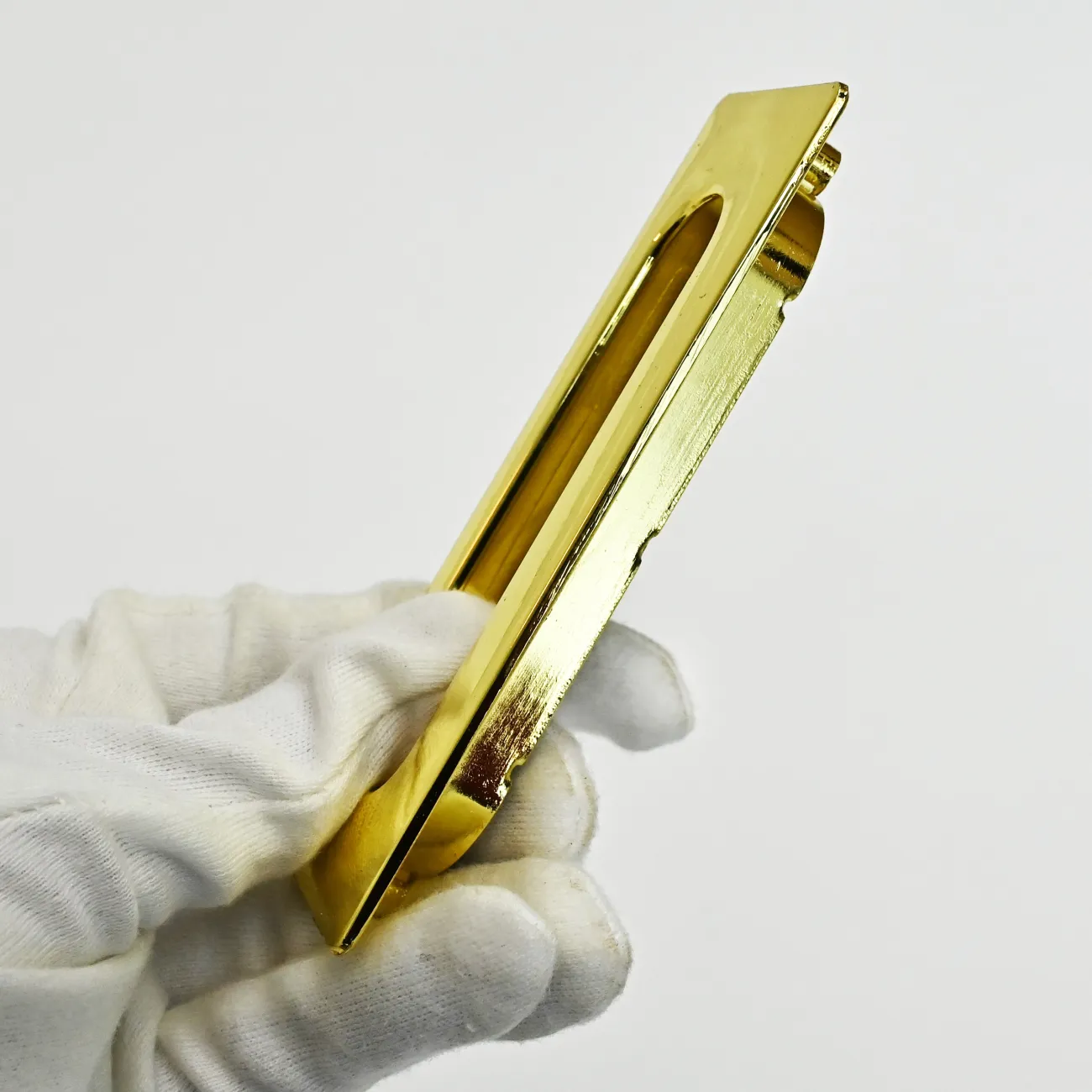  ✅ Врезная мебельная ручка LaLume Marise Gold L10: стильное сочетание современного дизайна и надежной функциональности. Уникальный акцент для вашего интерьера. Покажите свой современный вкус и организуйте время с легкостью. Закажите сейчас и создайте непо