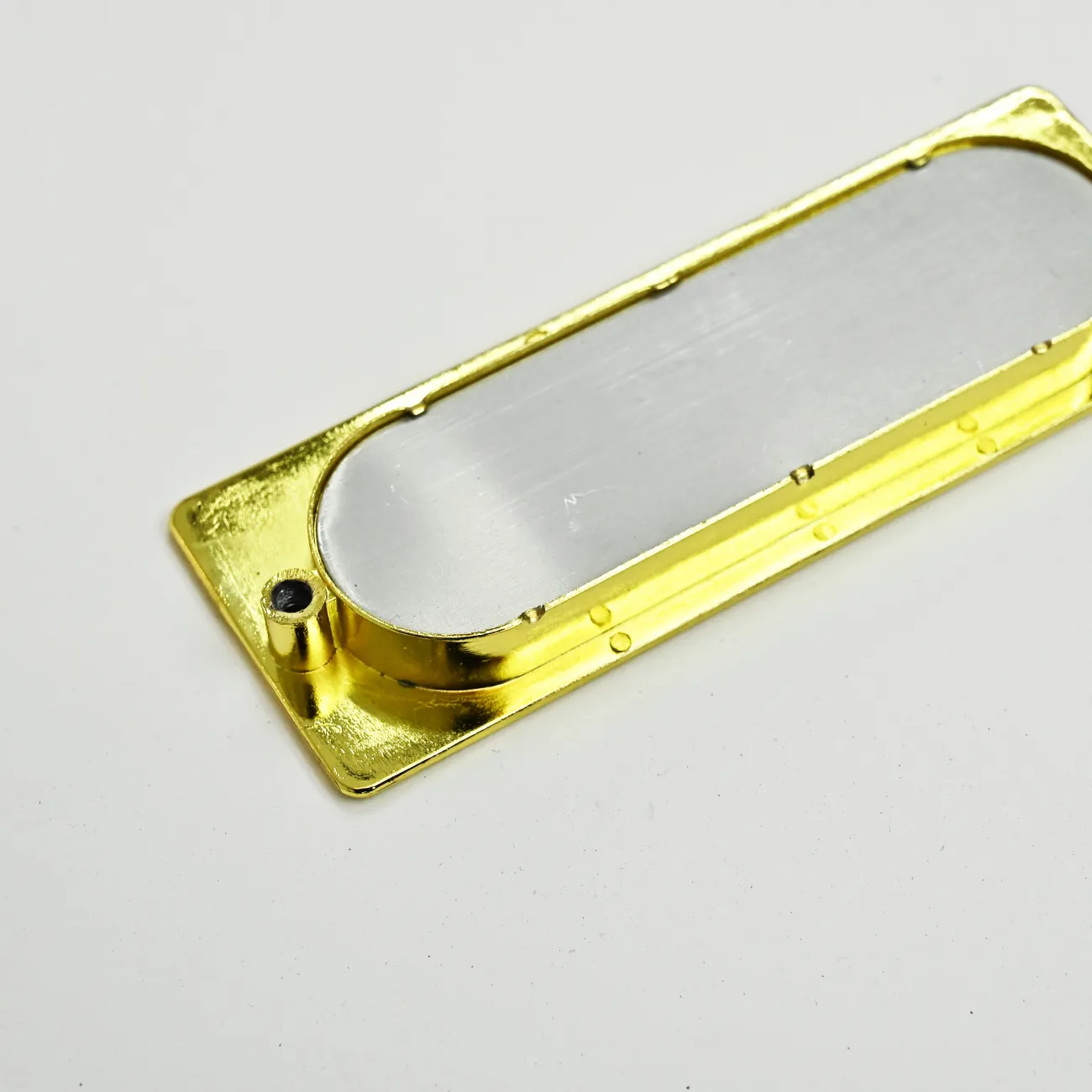  ✅ Врезная мебельная ручка LaLume Marise Gold L10: стильное сочетание современного дизайна и надежной функциональности. Уникальный акцент для вашего интерьера. Покажите свой современный вкус и организуйте время с легкостью. Закажите сейчас и создайте непо