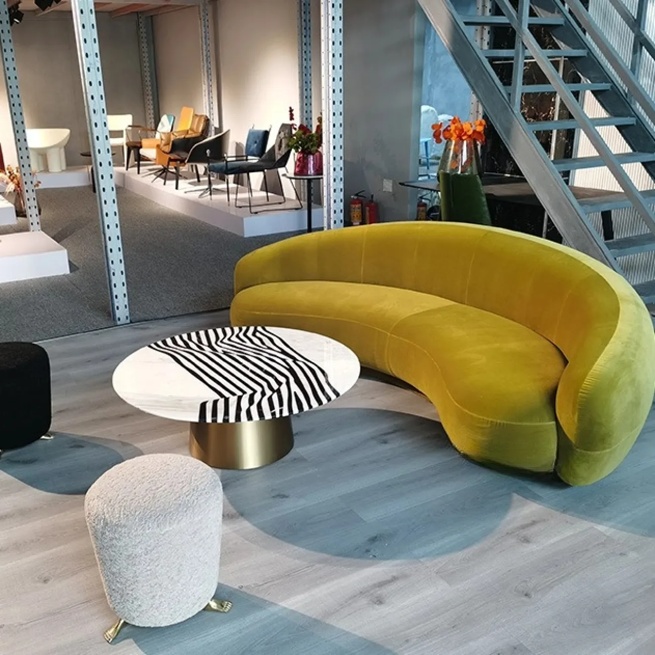 Оригинальный табурет MSFN из латуни и шерсти TB39050-32 Оригинальный табурет MSFN из латуни и шерсти TB39050-32