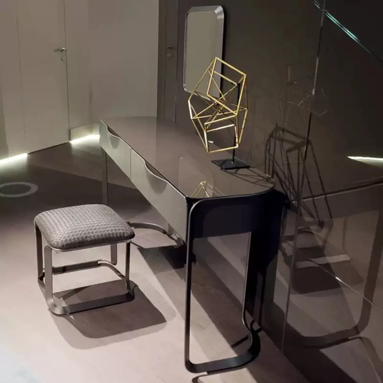 Элегантный туалетный столик CJ Originality от LaLume из дерева и стали TS39075-32 Элегантный туалетный столик CJ Originality от LaLume из дерева и стали TS39075-32