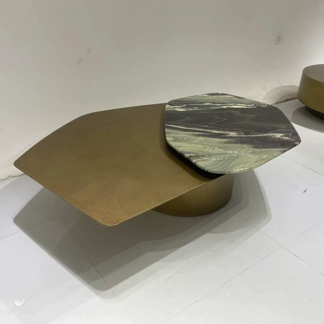 Элегантный журнальный столик CJ Originality из бронзы и мрамора JS39080-32