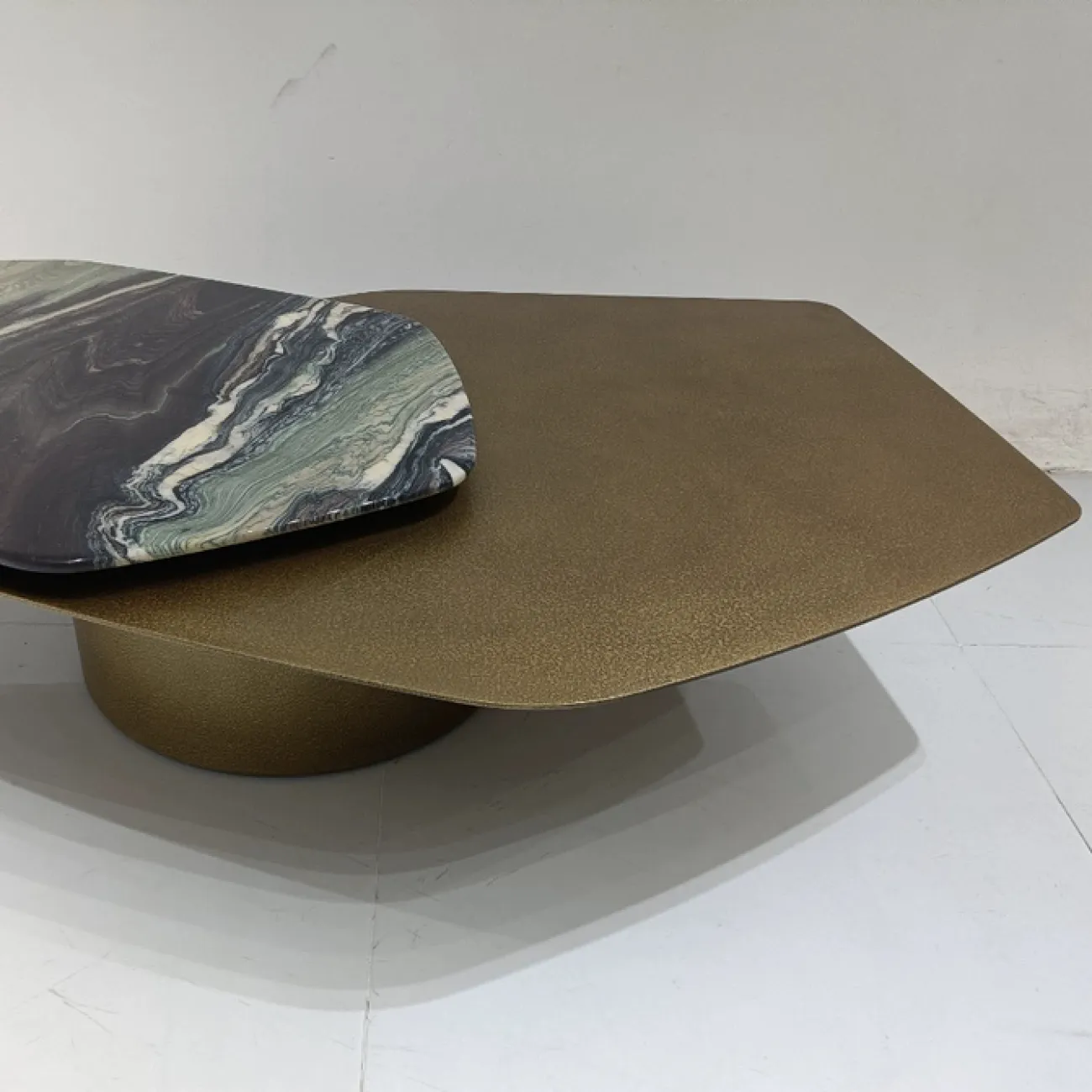 Элегантный журнальный столик CJ Originality из бронзы и мрамора JS39080-32