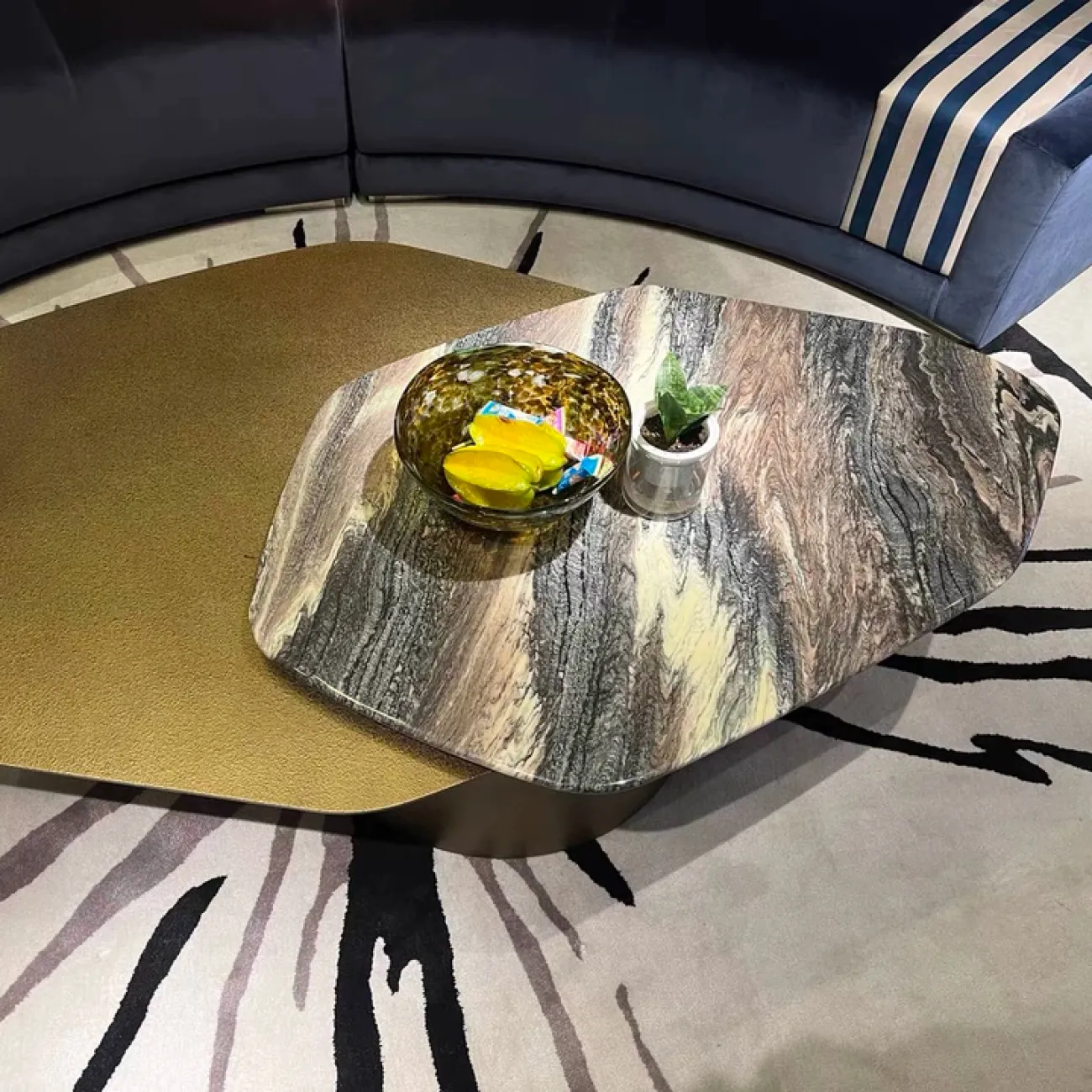 Элегантный журнальный столик CJ Originality из бронзы и мрамора JS39080-32