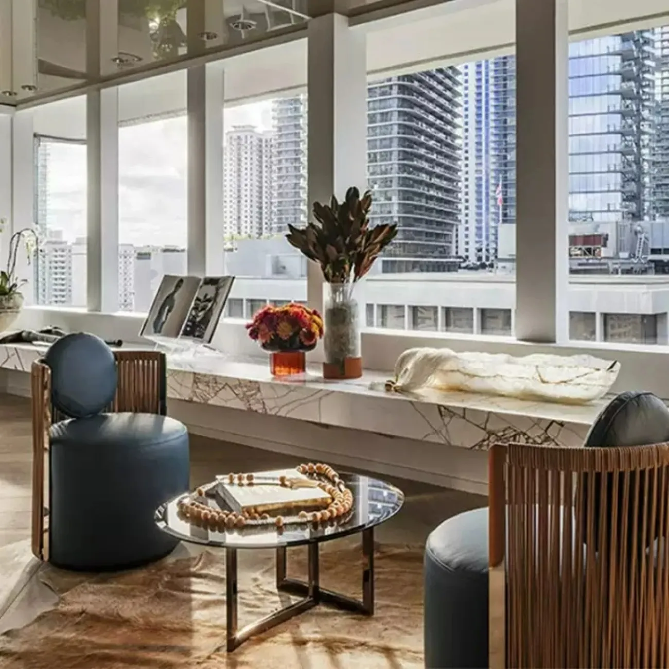 Стильное кресло CJ Originality от LaLume из текстиля с плетением из кожи KR39100-32