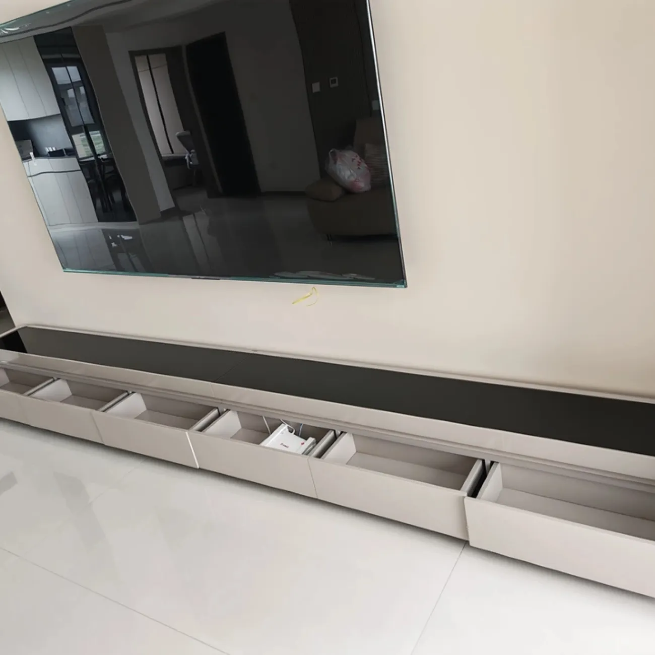 Классическая тумба под телевизор CJ Originality с подсветкой и стеклянной столешницей TB39105-32