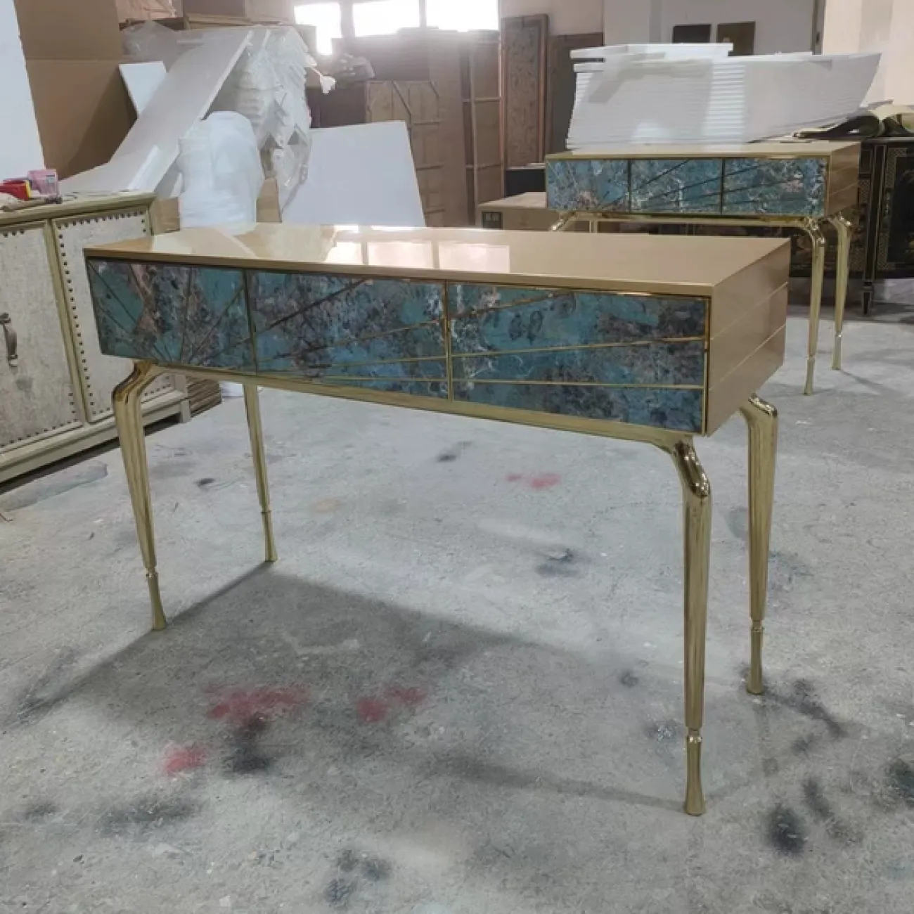 Элегантный пристенный столик Linko от LaLume c фасадом из агата PS39148-32 Элегантный пристенный столик Linko от LaLume c фасадом из агата PS39148-32