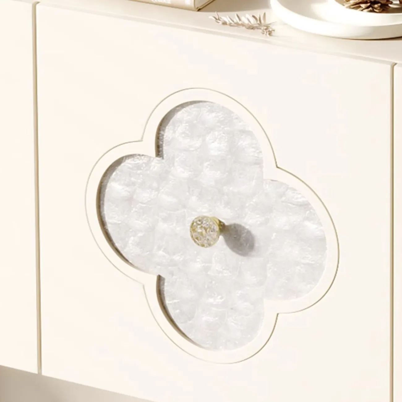 Элегантный сервант Linko из дерева с натуральным перламутром SV39149-32 Элегантный сервант Linko из дерева с натуральным перламутром SV39149-32