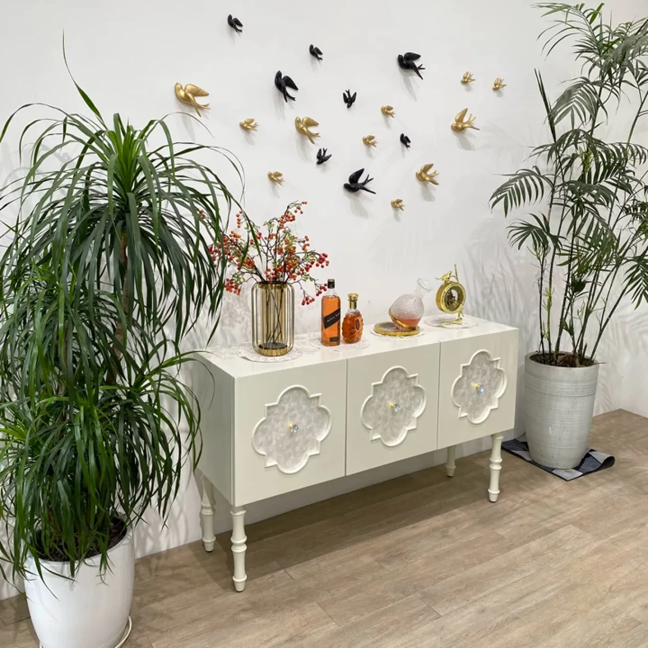 Элегантный сервант Linko из дерева с натуральным перламутром SV39149-32 Элегантный сервант Linko из дерева с натуральным перламутром SV39149-32