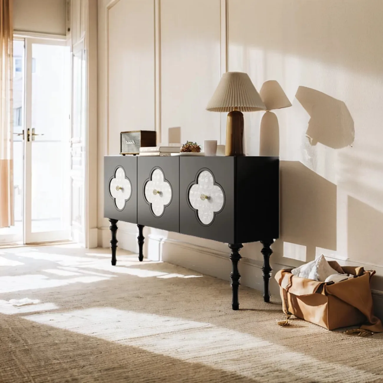 Элегантный сервант Linko из дерева с натуральным перламутром SV39149-32 Элегантный сервант Linko из дерева с натуральным перламутром SV39149-32