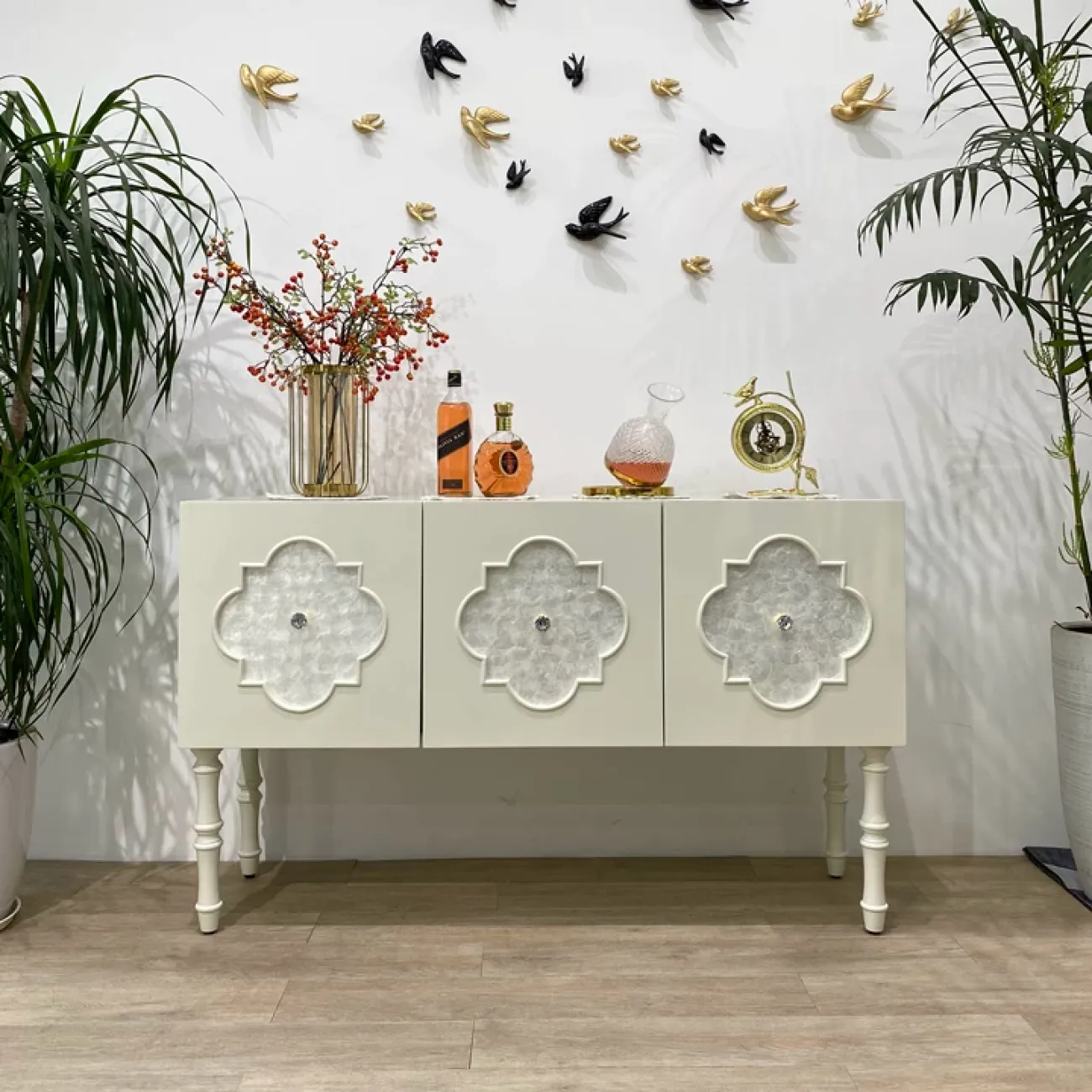 Элегантный сервант Linko из дерева с натуральным перламутром SV39149-32 Элегантный сервант Linko из дерева с натуральным перламутром SV39149-32