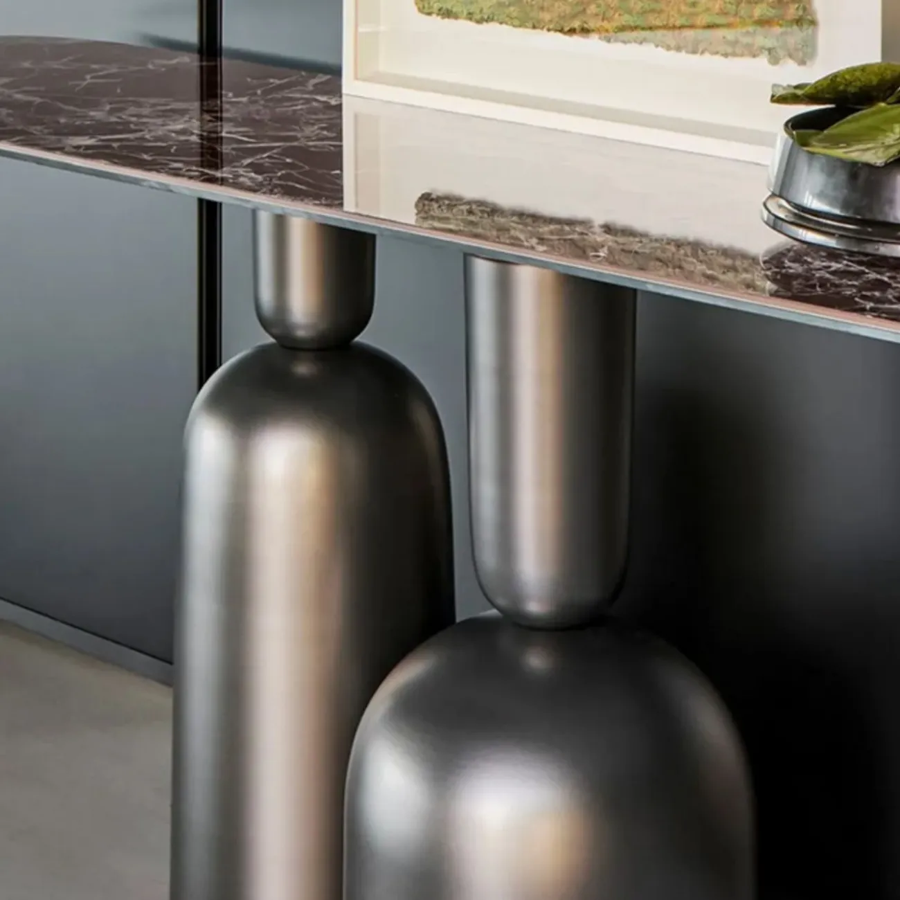 Элегантный пристенный столик Degas от LaLume с мраморной или деревянной столешницей PS39189-32 Элегантный пристенный столик Degas от LaLume с мраморной или деревянной столешницей PS39189-32