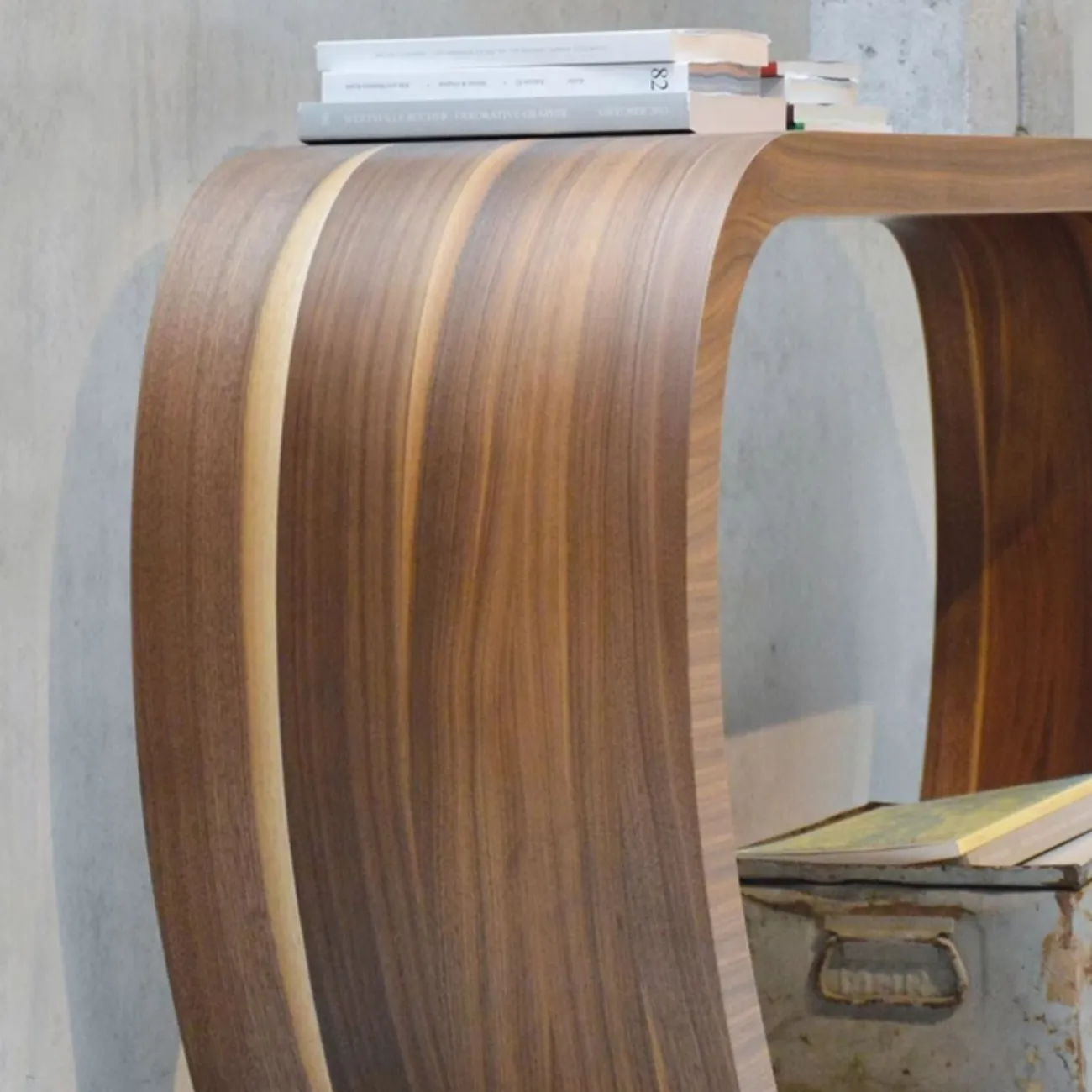 Дизайнерский пристенный столик Degas от LaLume из дерева PS39198-32 Дизайнерский пристенный столик Degas от LaLume из дерева PS39198-32