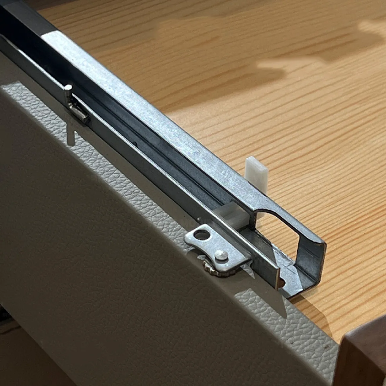 Элегантная прикроватная тумба Wand с кожаной обивкой TB39466-32