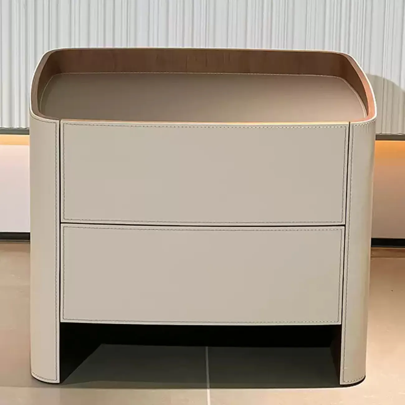 Элегантная прикроватная тумба Wand с кожаной обивкой TB39466-32