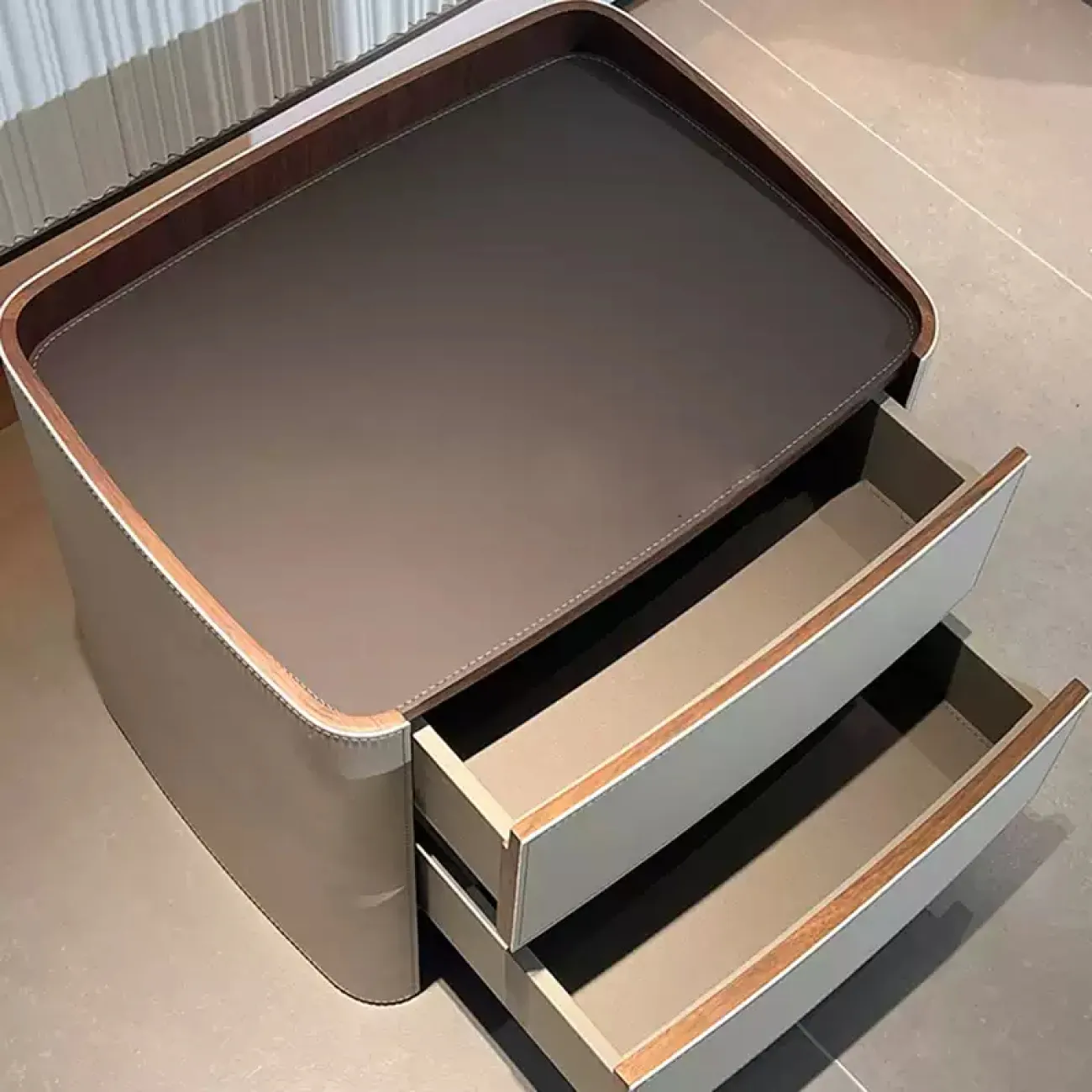 Элегантная прикроватная тумба Wand с кожаной обивкой TB39466-32