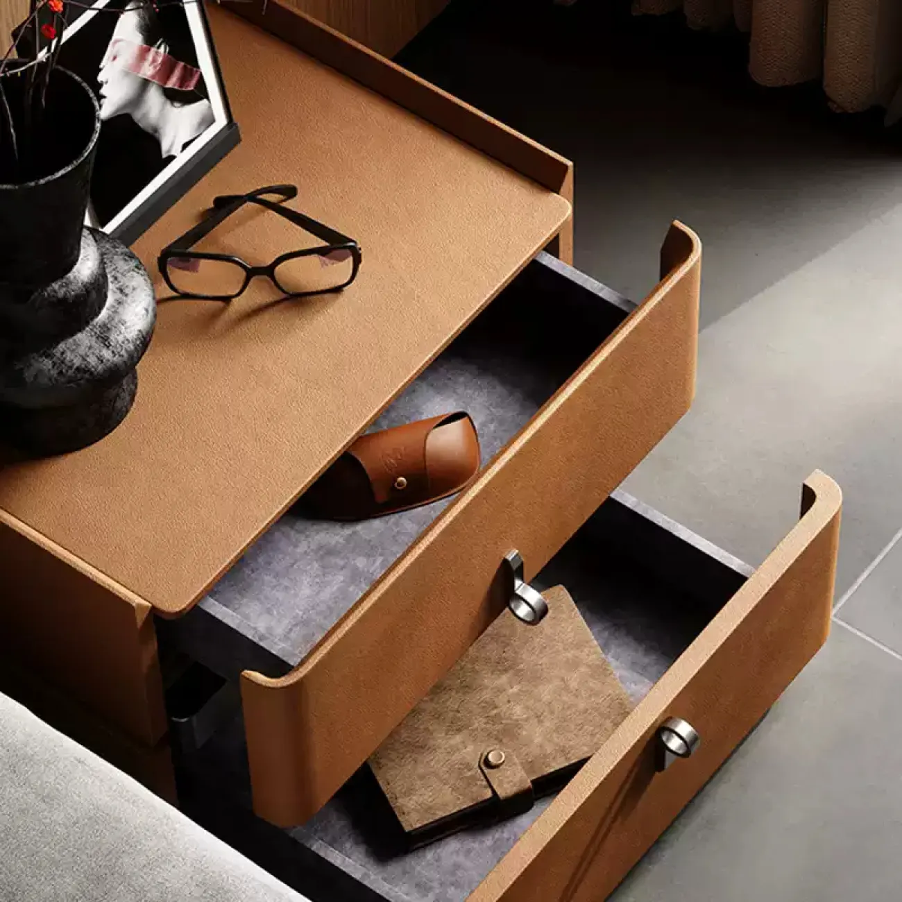 Элегантная прикроватная тумба Wand с кожаной обивкой TB39468-32