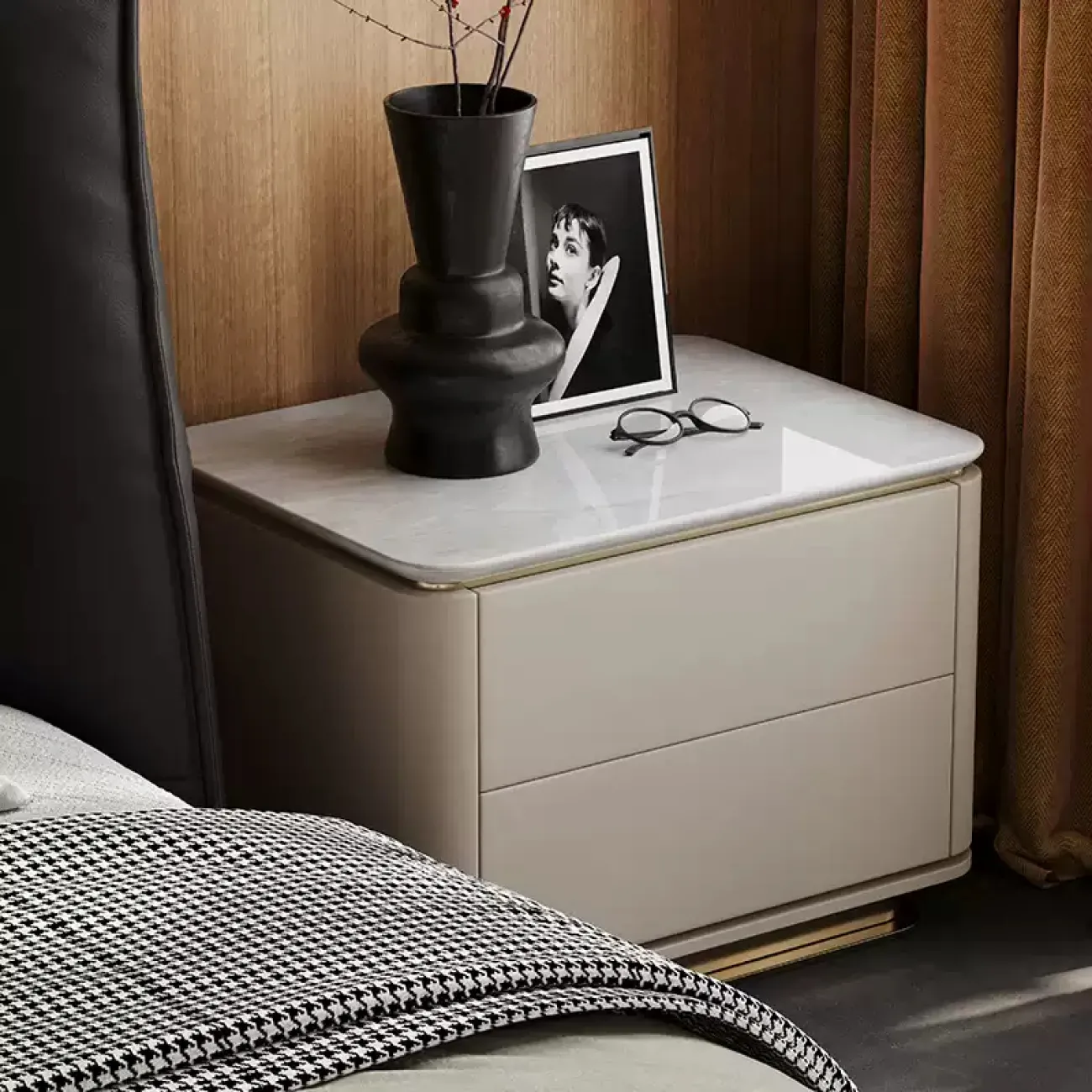 Элегантная прикроватная тумба Wand с кожаной обивкой TB39477-32