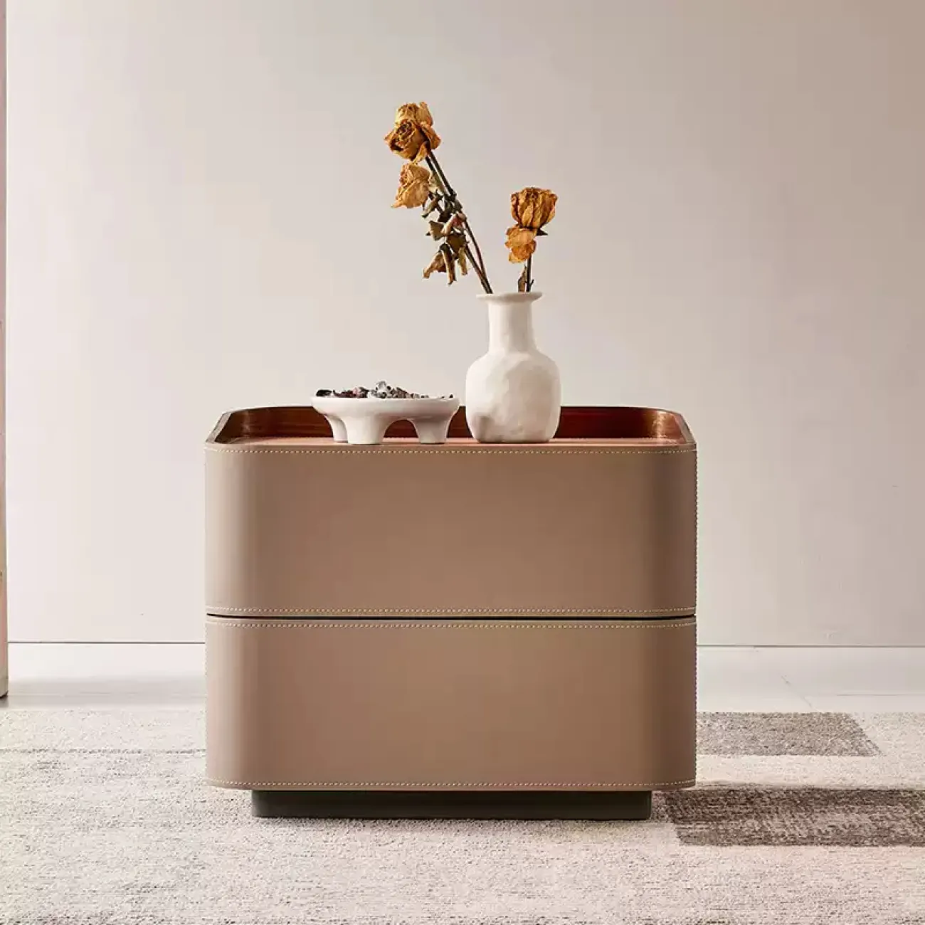 Элегантная прикроватная тумба Wand с кожаной обивкой TB39479-32