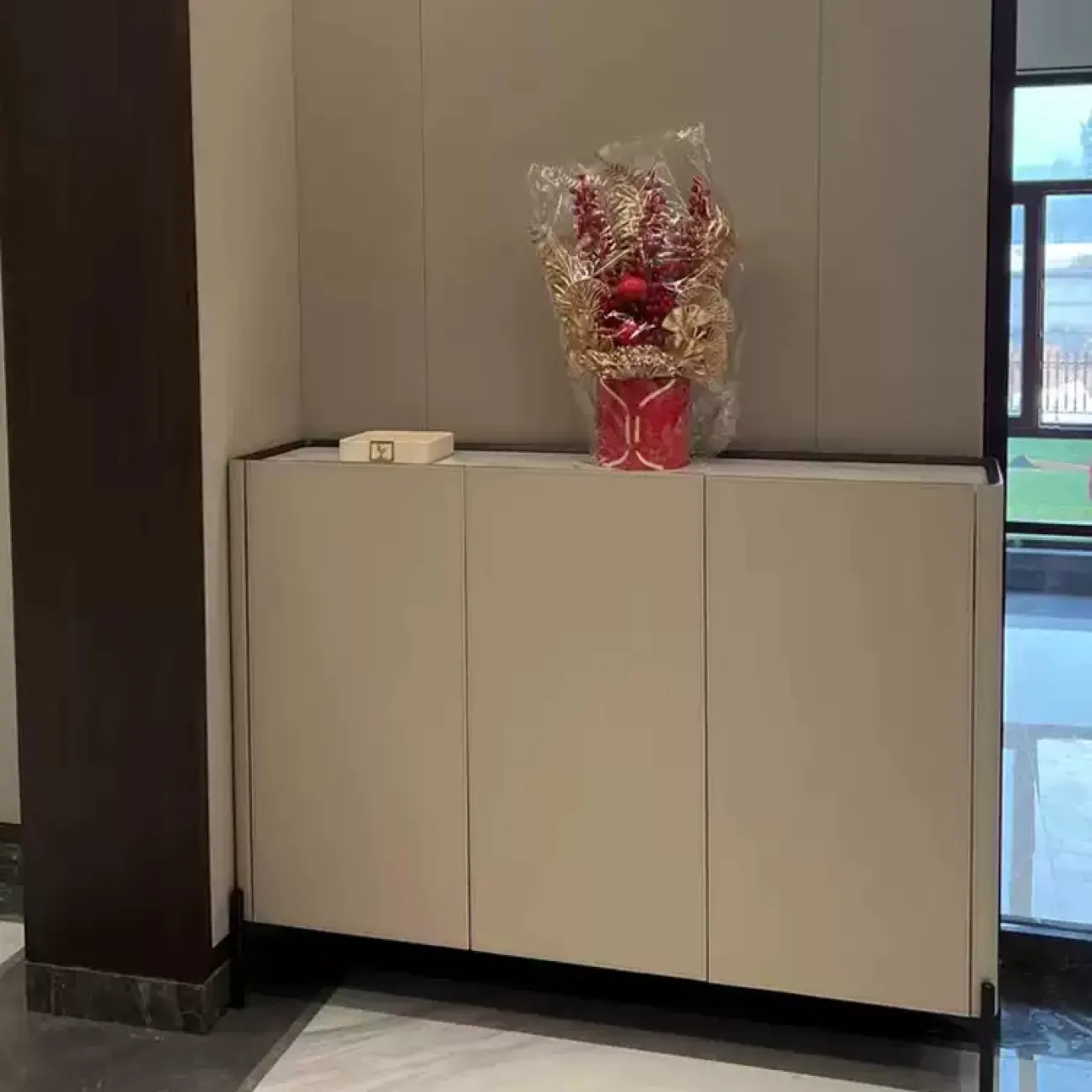 Практичный комод Wand обитый кожей с мраморной столешницей KD39484-32