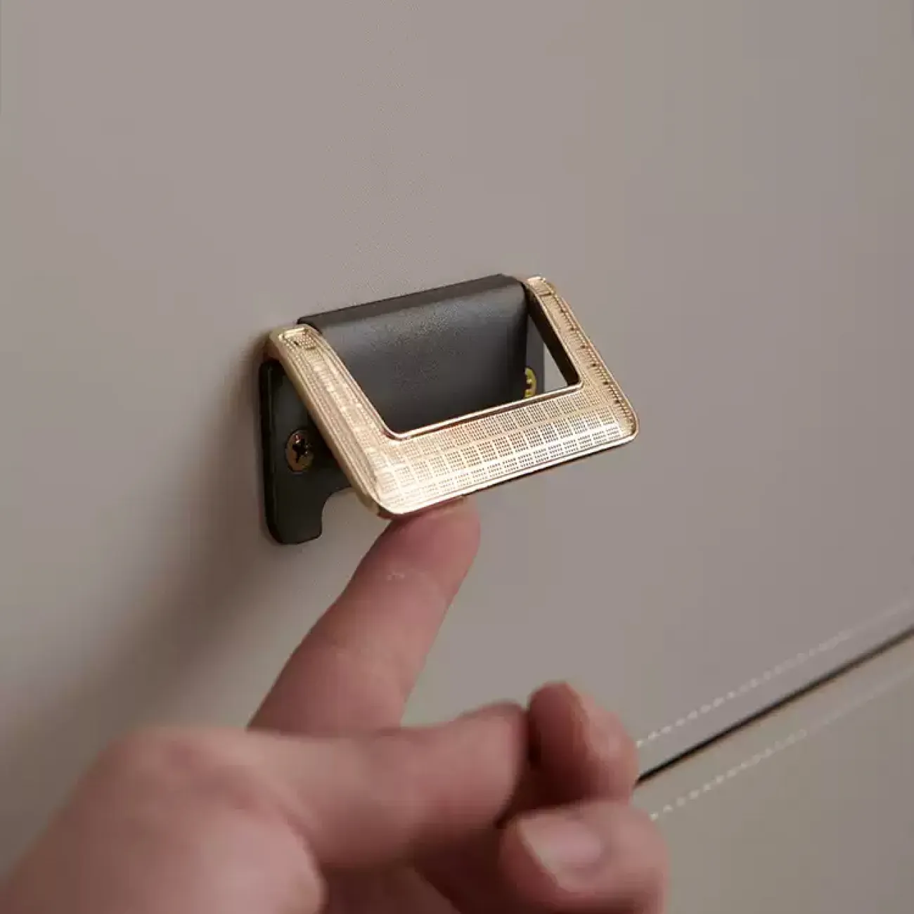 Практичный комод Wand обитый кожей KD39486-32