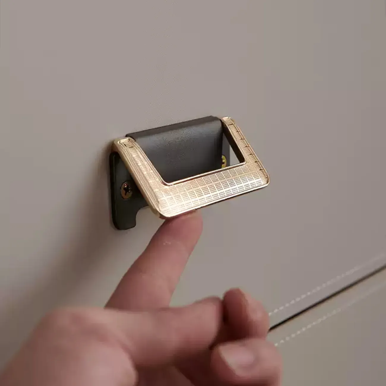 Практичный комод Wand обитый кожей KD39486-32 Практичный комод Wand обитый кожей KD39486-32