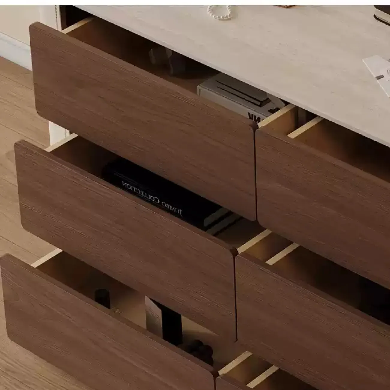 Практичный комод Wand обитый кожей KD39487-32