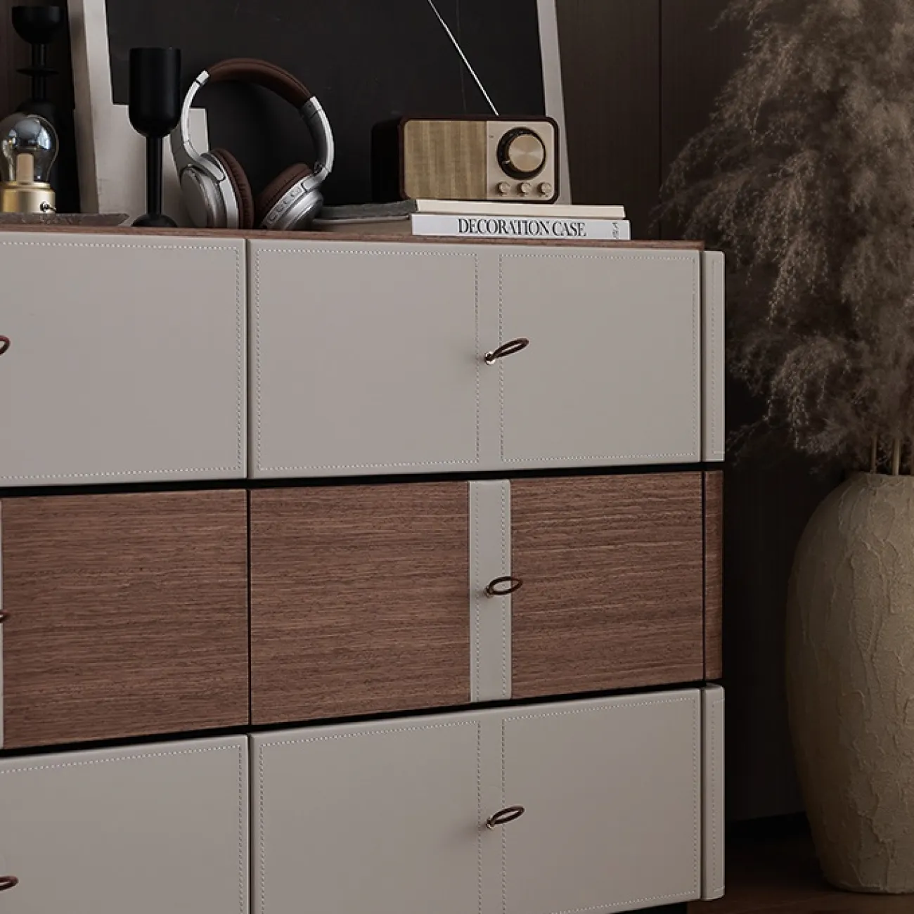 Практичный комод Wand обитый кожей KD39488-32