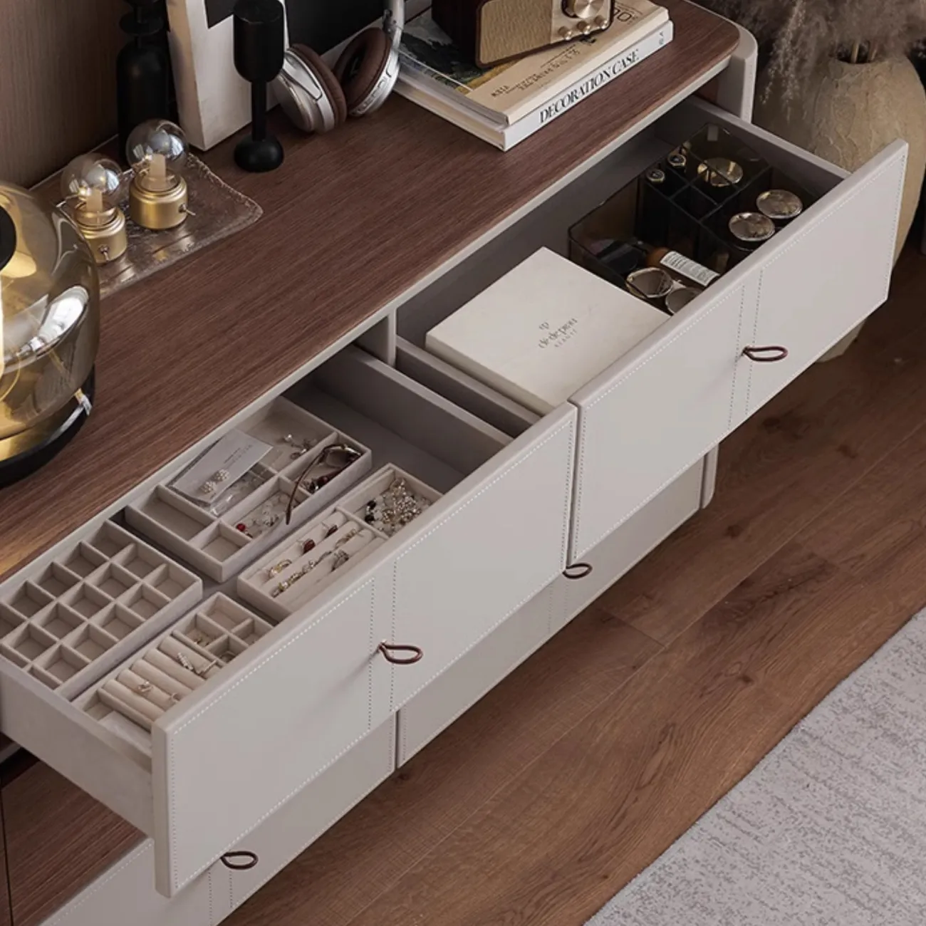 Практичный комод Wand обитый кожей KD39488-32 Практичный комод Wand обитый кожей KD39488-32