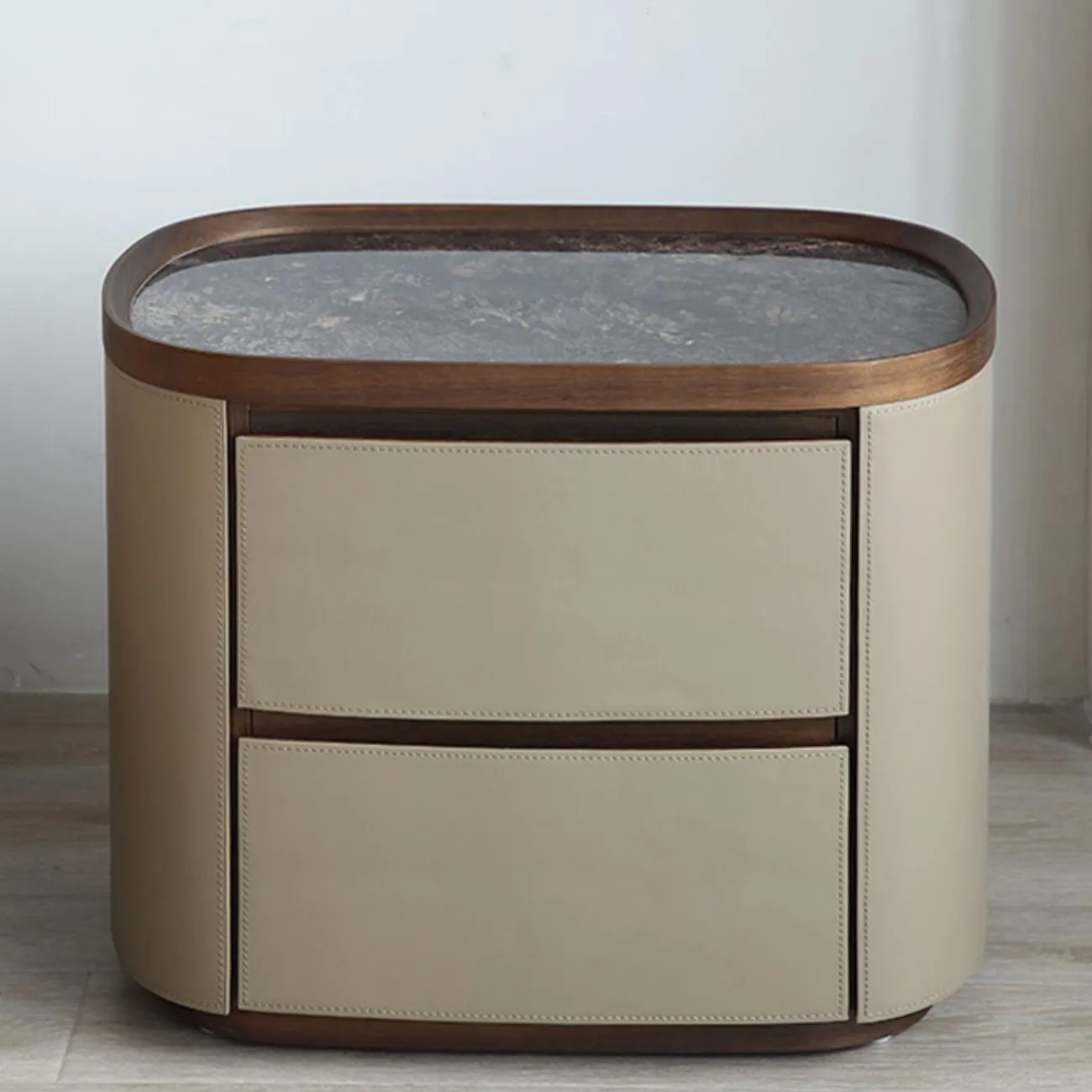 Элегантная прикроватная тумба Wand с кожаной обивкой и мраморной столешницей TB39489-32 Элегантная прикроватная тумба Wand с кожаной обивкой и мраморной столешницей TB39489-32
