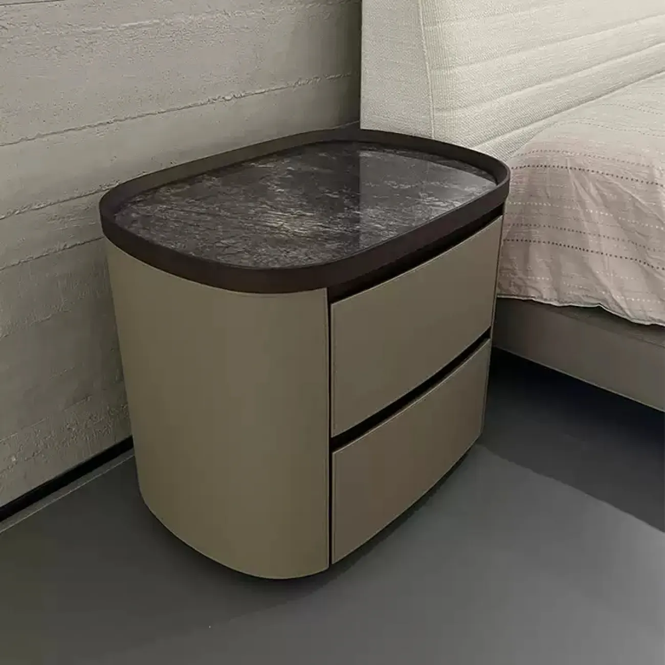 Элегантная прикроватная тумба Wand с кожаной обивкой и мраморной столешницей TB39489-32