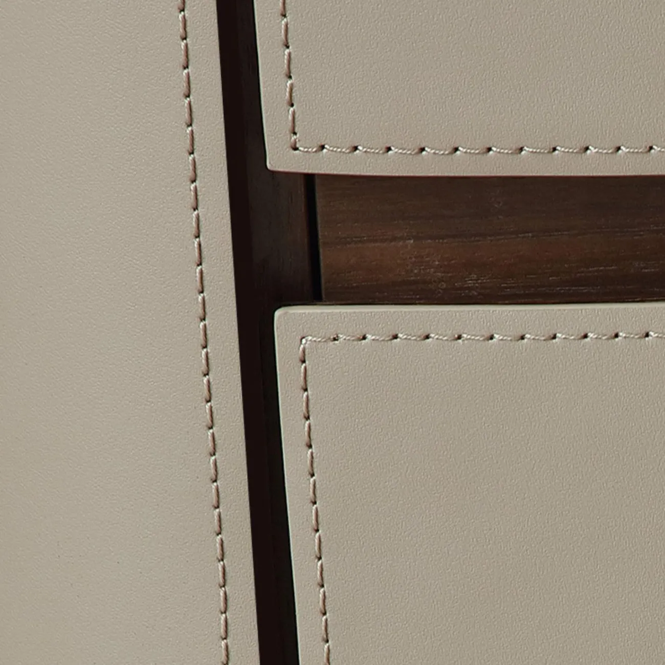 Элегантная прикроватная тумба Wand с кожаной обивкой и мраморной столешницей TB39489-32 Элегантная прикроватная тумба Wand с кожаной обивкой и мраморной столешницей TB39489-32