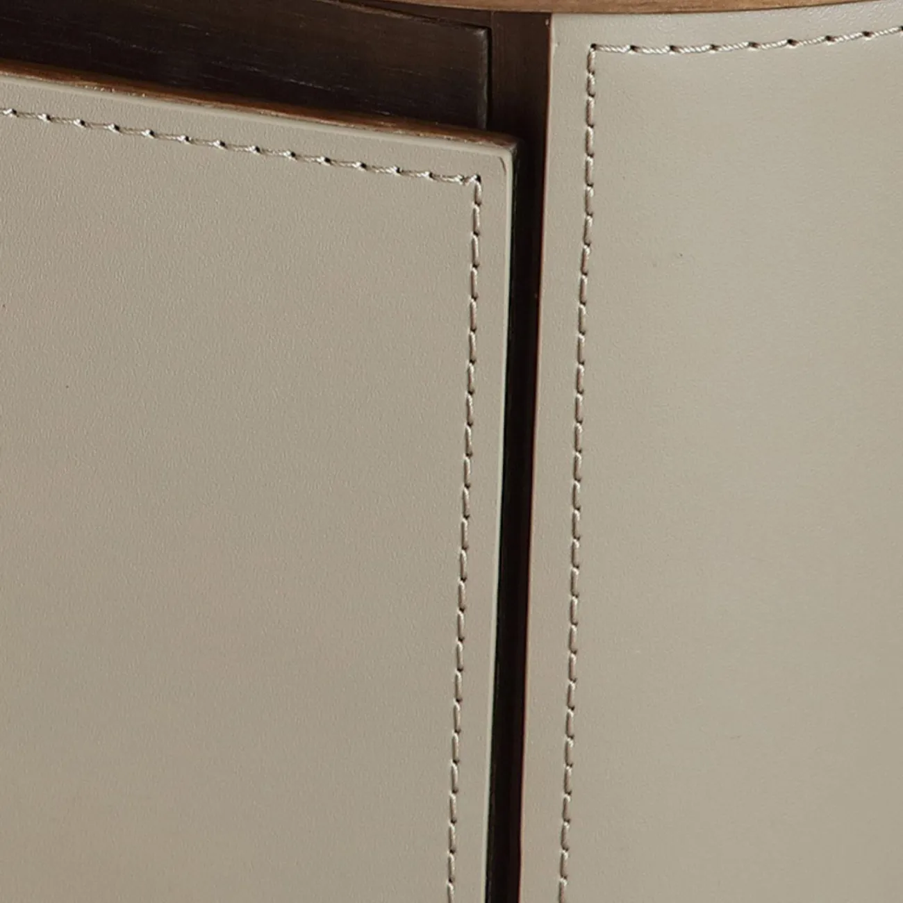 Элегантная прикроватная тумба Wand с кожаной обивкой и мраморной столешницей TB39489-32 Элегантная прикроватная тумба Wand с кожаной обивкой и мраморной столешницей TB39489-32