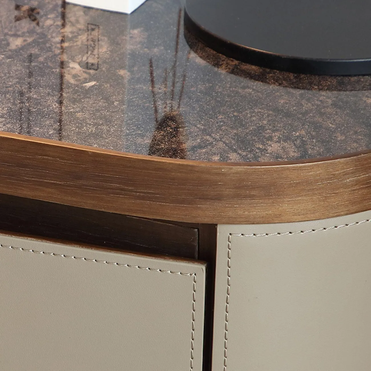 Элегантная прикроватная тумба Wand с кожаной обивкой и мраморной столешницей TB39489-32 Элегантная прикроватная тумба Wand с кожаной обивкой и мраморной столешницей TB39489-32