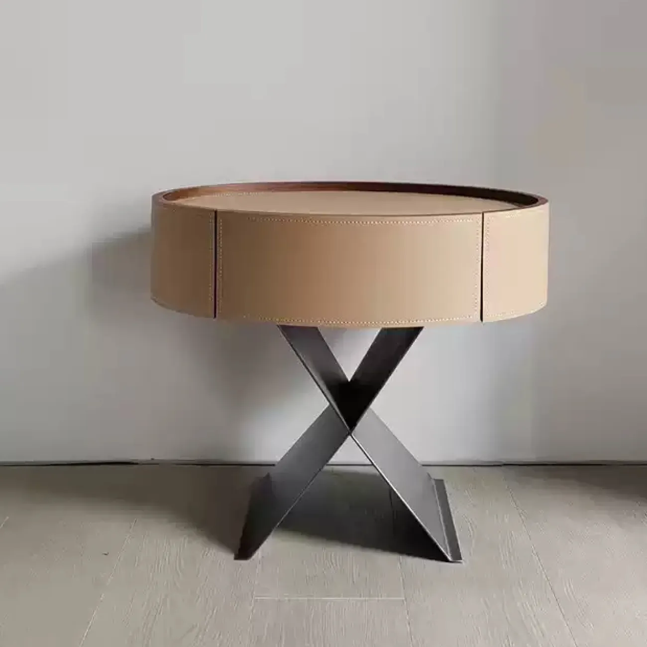 Изящный прикроватный столик Wand с кожаной обивкой TB39520-32