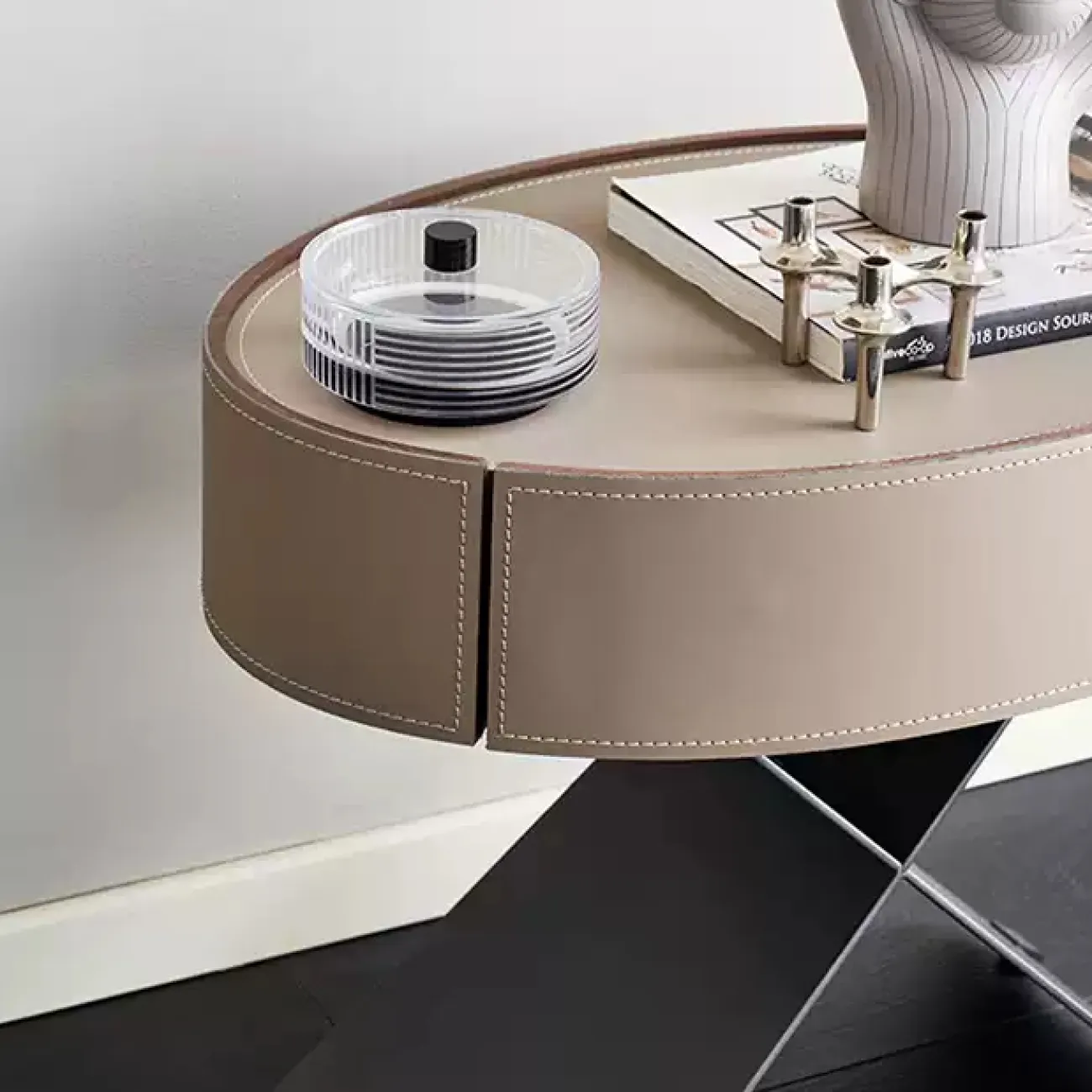 Изящный прикроватный столик Wand с кожаной обивкой TB39520-32